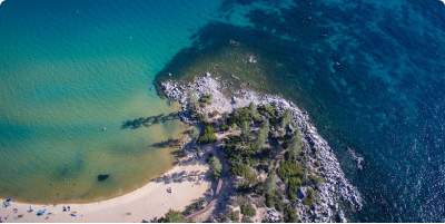 Photo aérienne d'un rivage et de l'eau