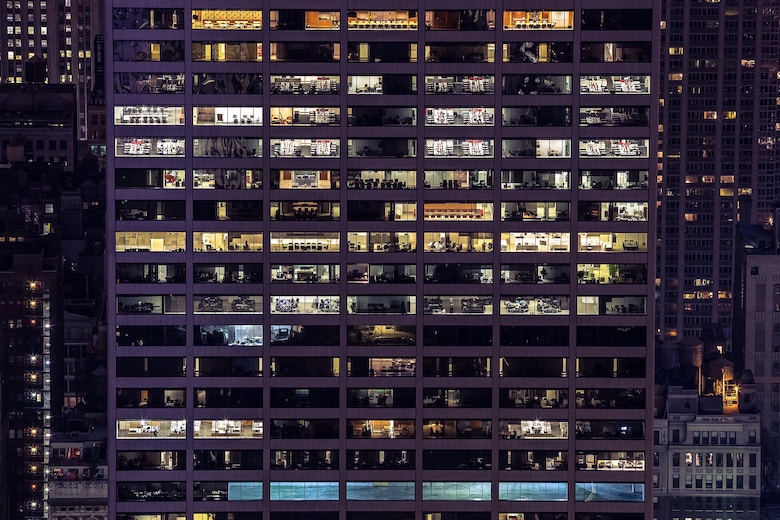 photo de nuit d'un bâtiment avec des lumières allumées