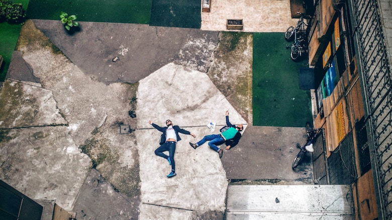 deux personnes au sol épuisées par la fatigue du mot de passe